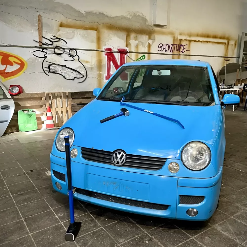 Auto mit Waffen im Auto-Smash Raum