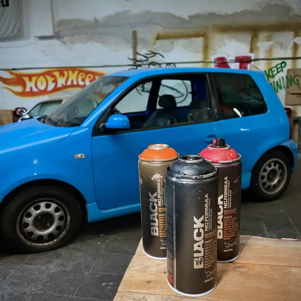 Graffiti-Spraydosen in drei verschiedenen Farben