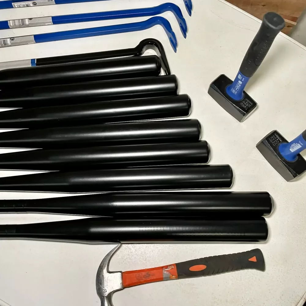 Brechstangen, Baseballschläger und Hammer