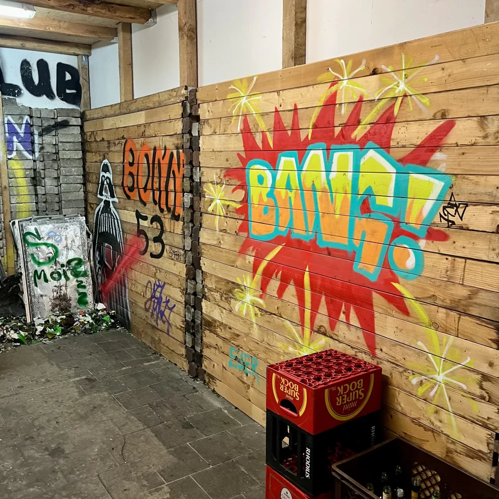 Rechte Wand mit Graffiti im Classic-Smash Raum