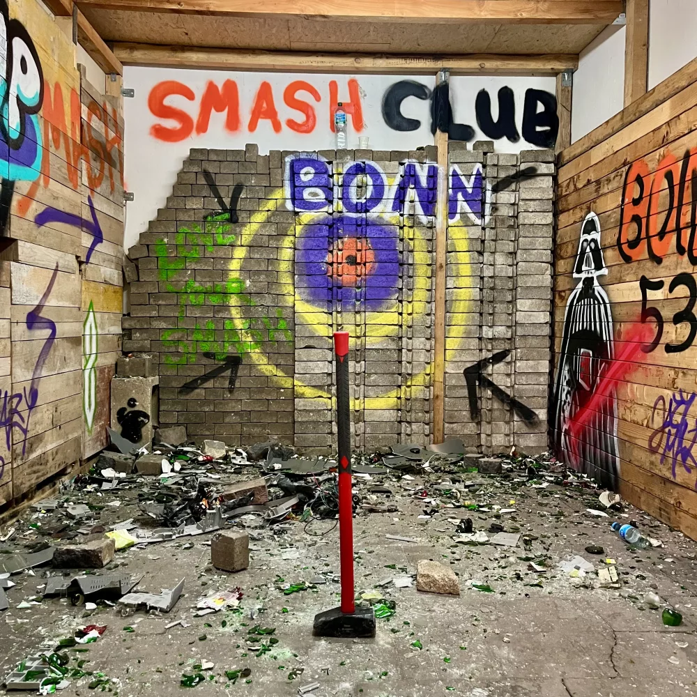 Vorschlaghammer im Raum mit kaputtem Glas auf dem Boden im Classic-Smash Raum
