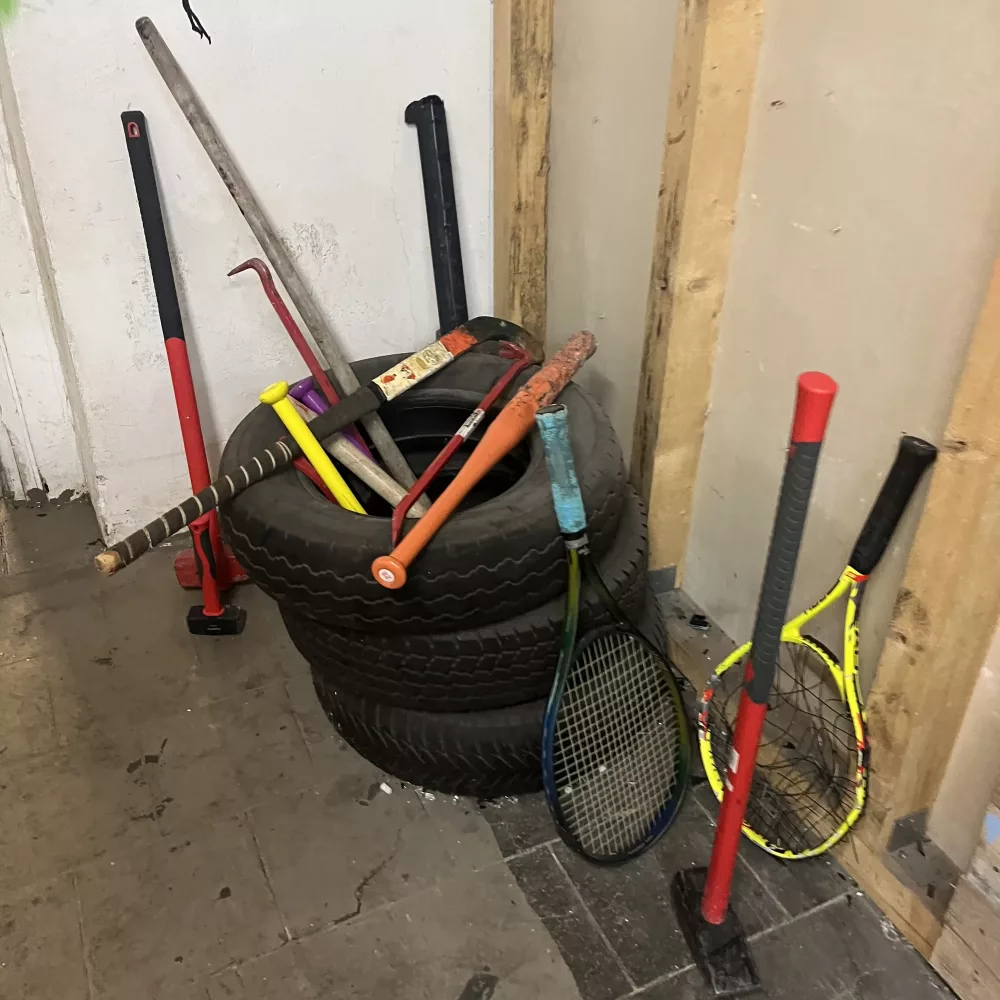 Waffen und Werkzeuge im Classic-Smash Raum